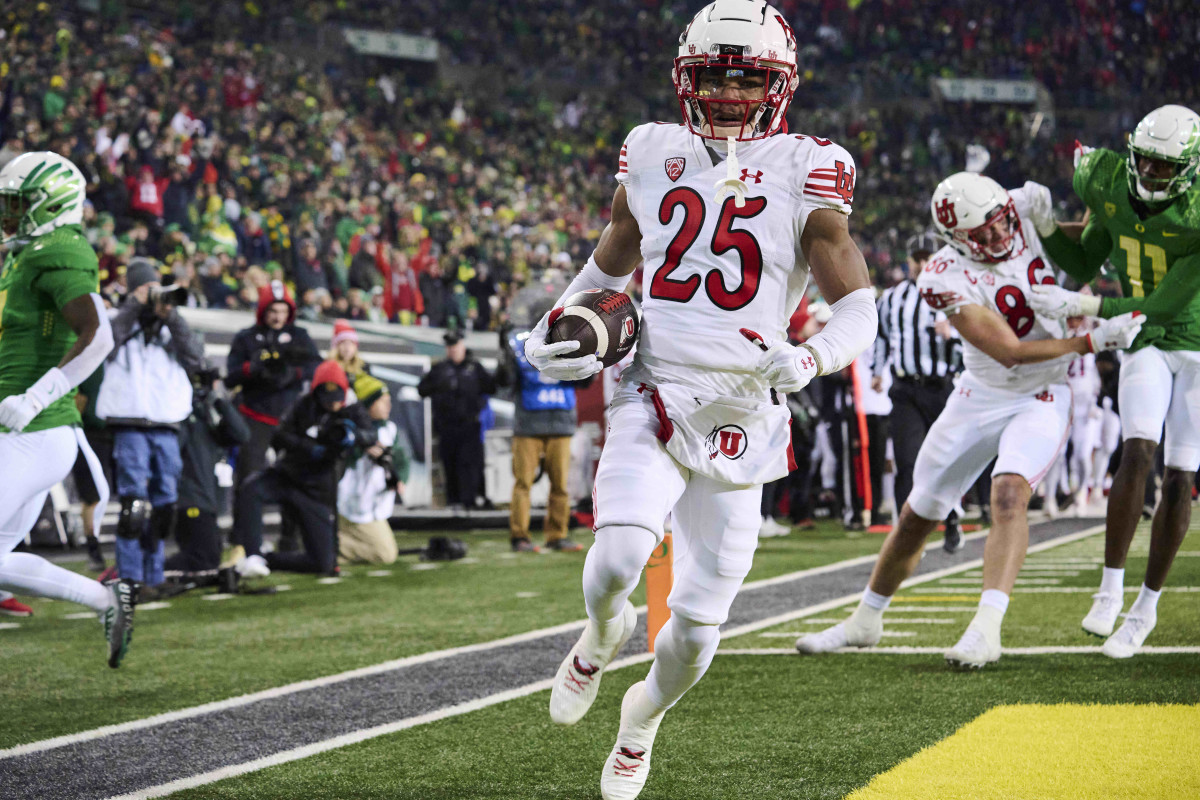 Caption: Nov 19, 2022; Eugene, Oregon, USA; Utah Utes wide receiver Jaylen Dixon (25) scores a touchdown during the second half against the Oregon Ducks at Autzen Stadium.
